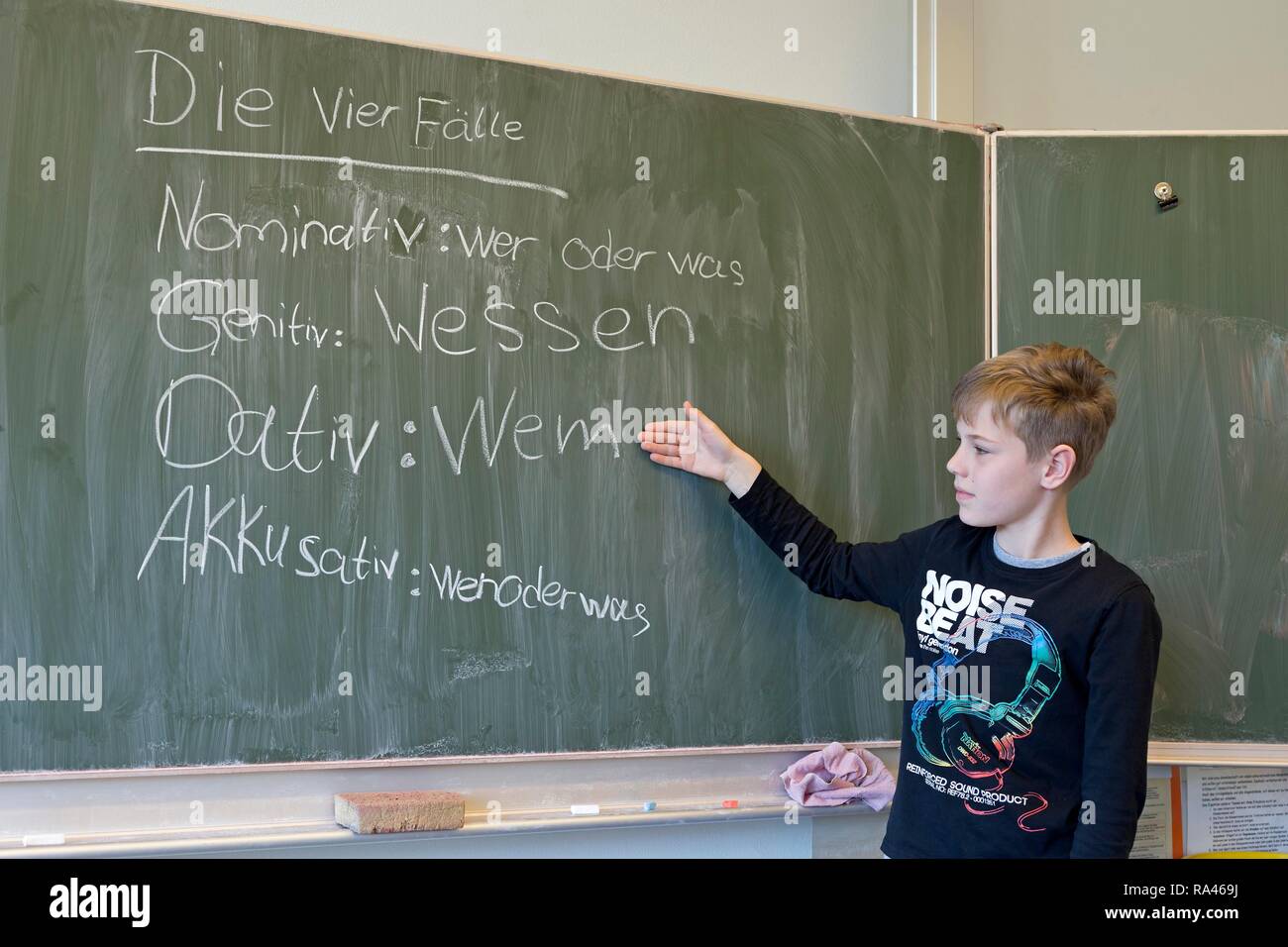 Junge an der Tafel im Deutschunterricht, Grundschule, Deutschland Stockfoto