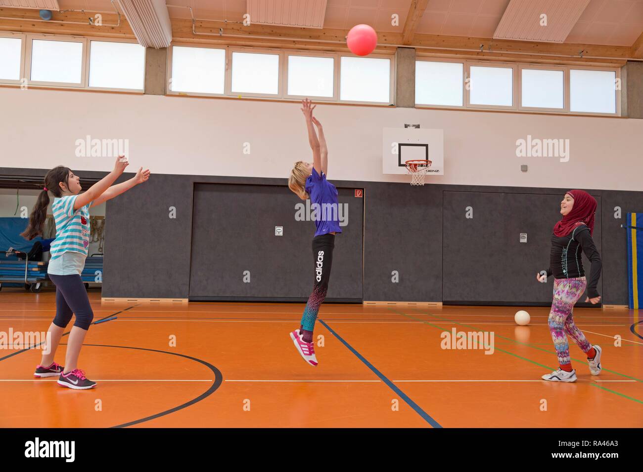 Studenten Ball spielen in der Turnhalle, Leibeserziehung, Grundschule, Niedersachsen, Deutschland Stockfoto
