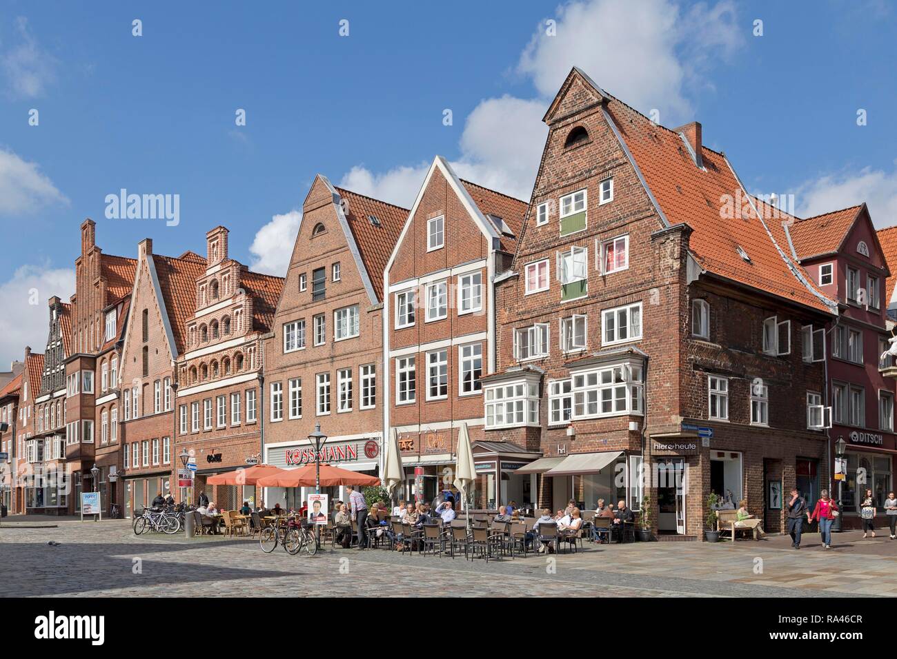 Reihe von Backstein Häuser, Am Sande, Lüneburg, Niedersachsen, Deutschland Stockfoto