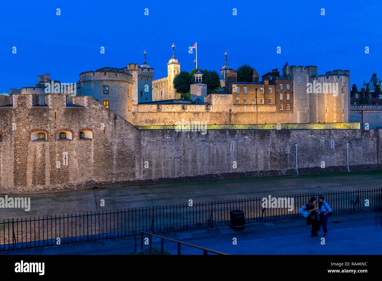 Beleuchtete Tower von London, Nachtaufnahme, Blaue Stunde, London, Großbritannien Stockfoto