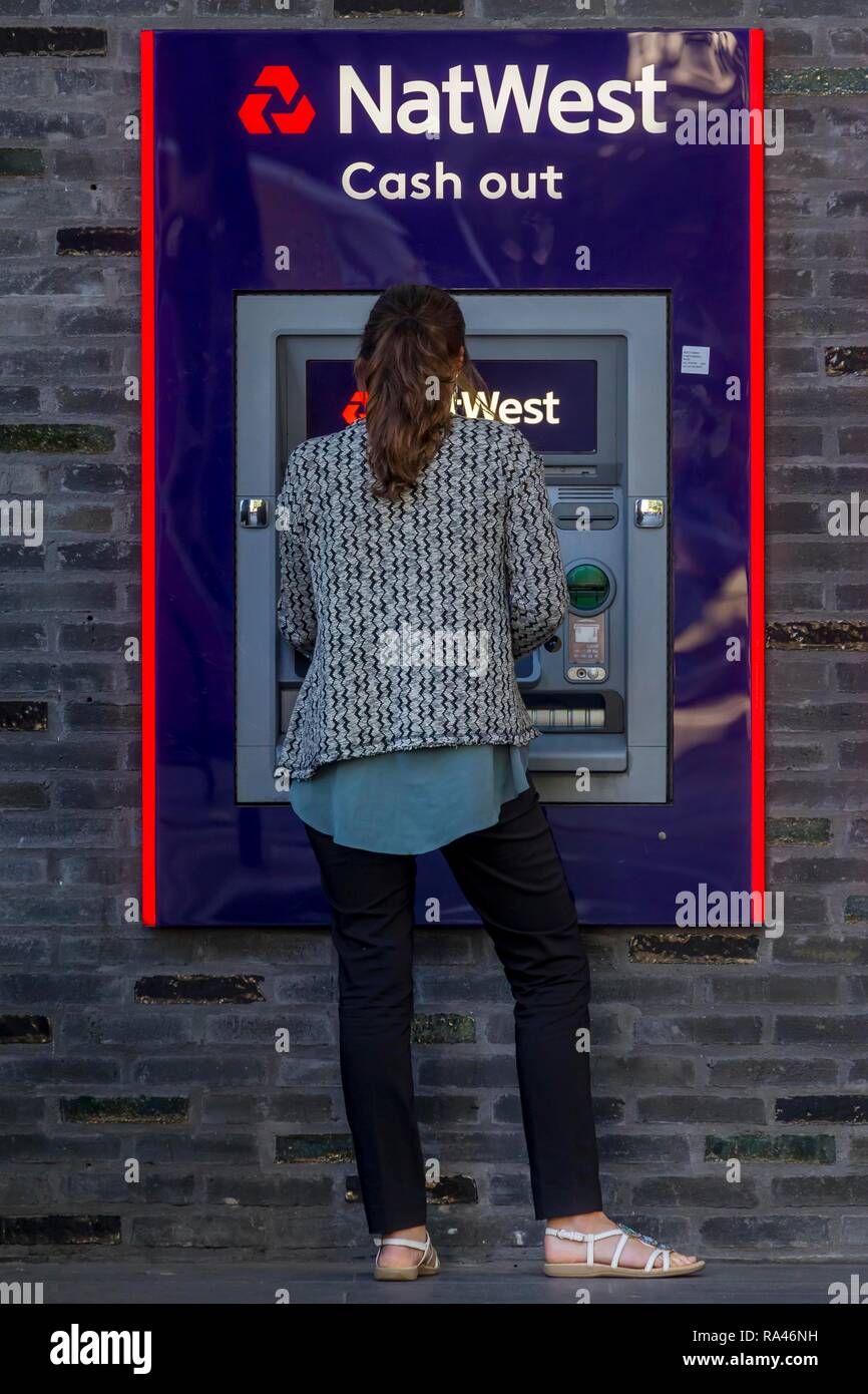 Frau an den Geldautomaten der NatWest Bank, London, Großbritannien Stockfoto
