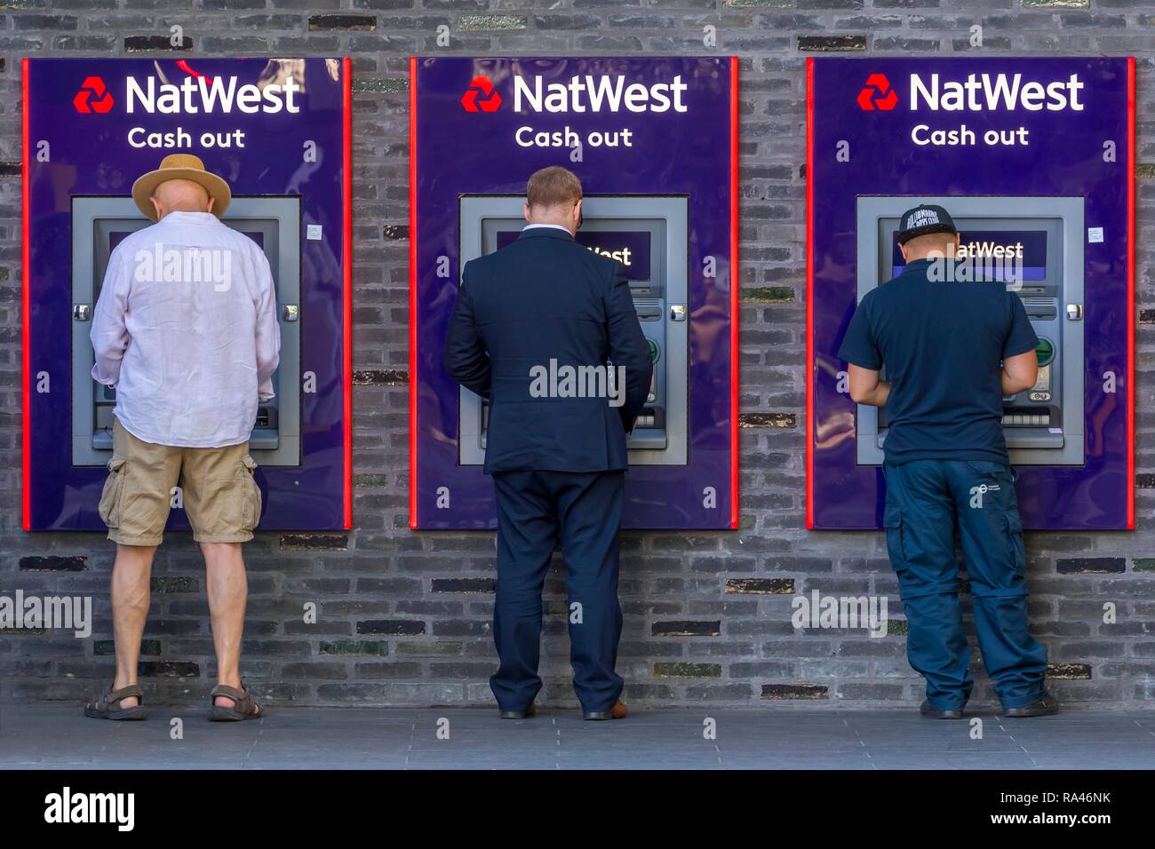 Männer an den Geldautomaten der NatWest Bank, London, Großbritannien Stockfoto