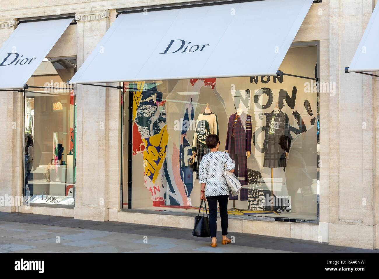 Passanten vor dem Schaufenster, fashion shop Dior, London, Vereinigtes Königreich Stockfoto