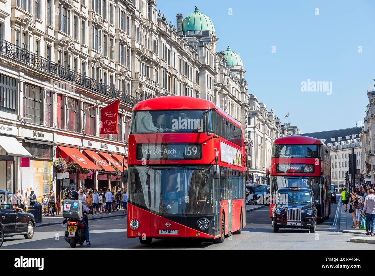 Rote Doppeldeckerbusse in der Einkaufsstraße der Regent Street, London, Großbritannien Stockfoto