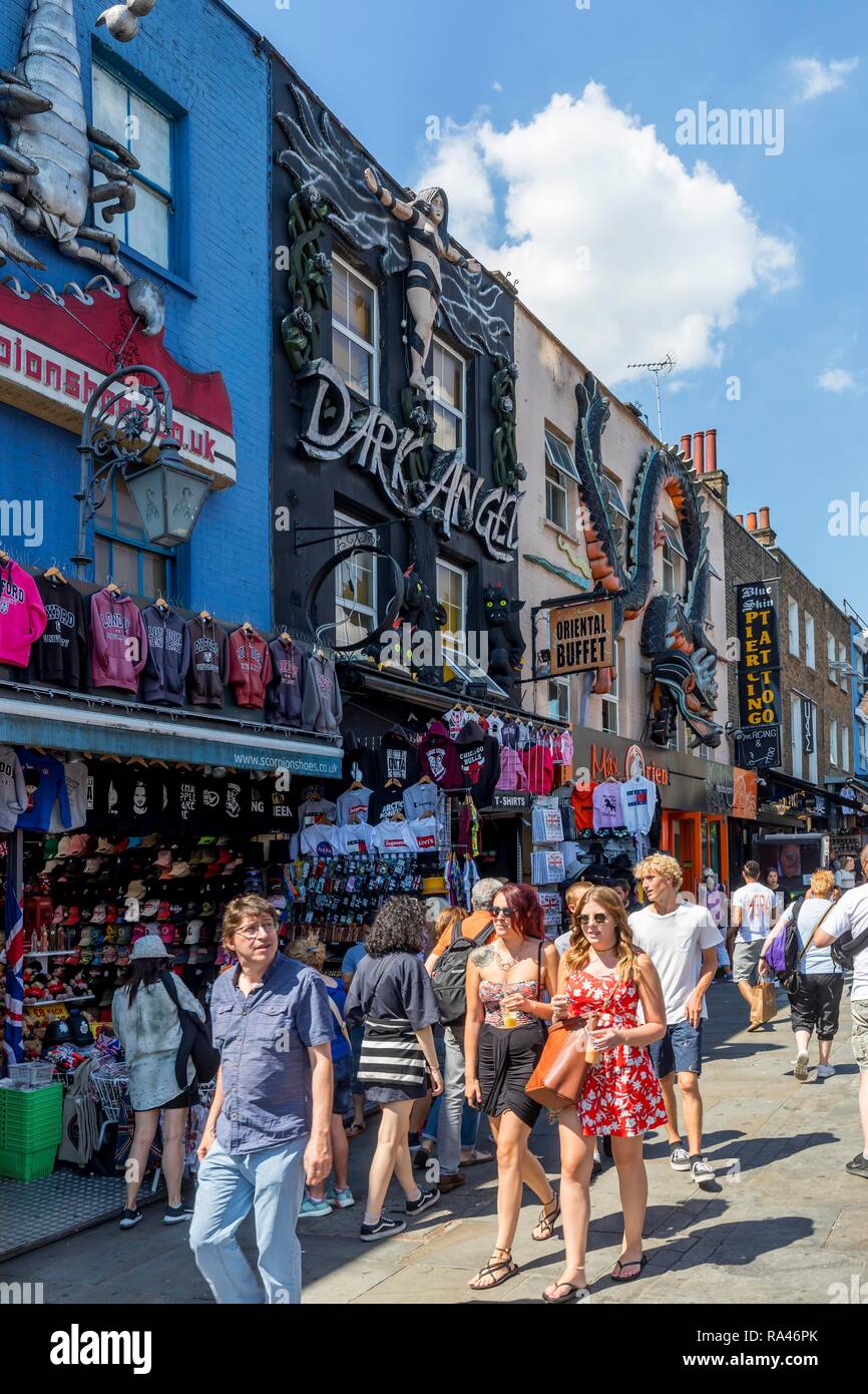 Geschäfte an der Camden High Street, Camden Market, Camden, London, Vereinigtes Königreich Stockfoto