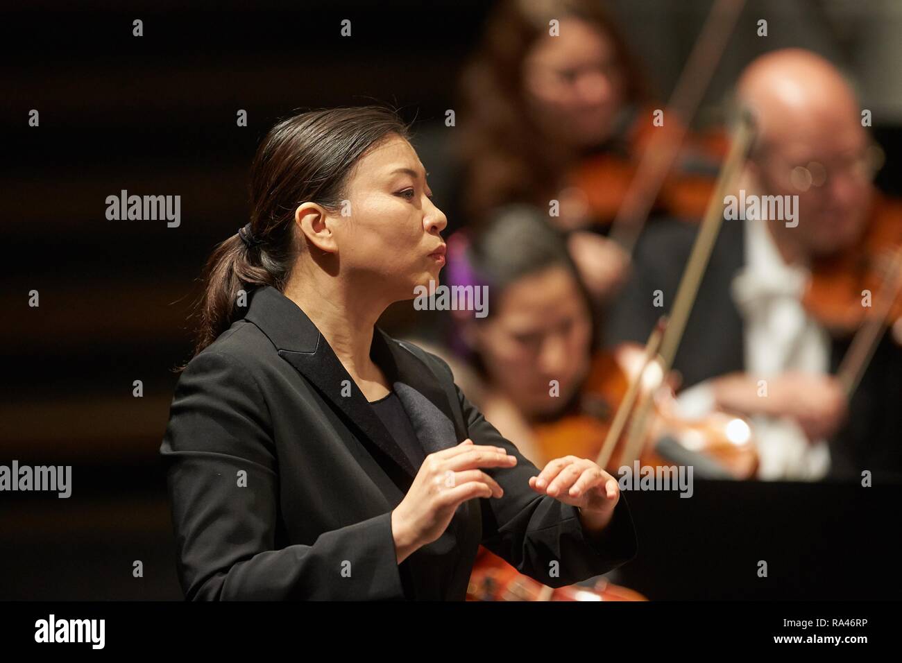 Koreanische Dirigent Shiyeon gesungen führt das Staatsorchester Rheinische Philharmonie, Konzert der Musik-Institut-Koblenz Stockfoto