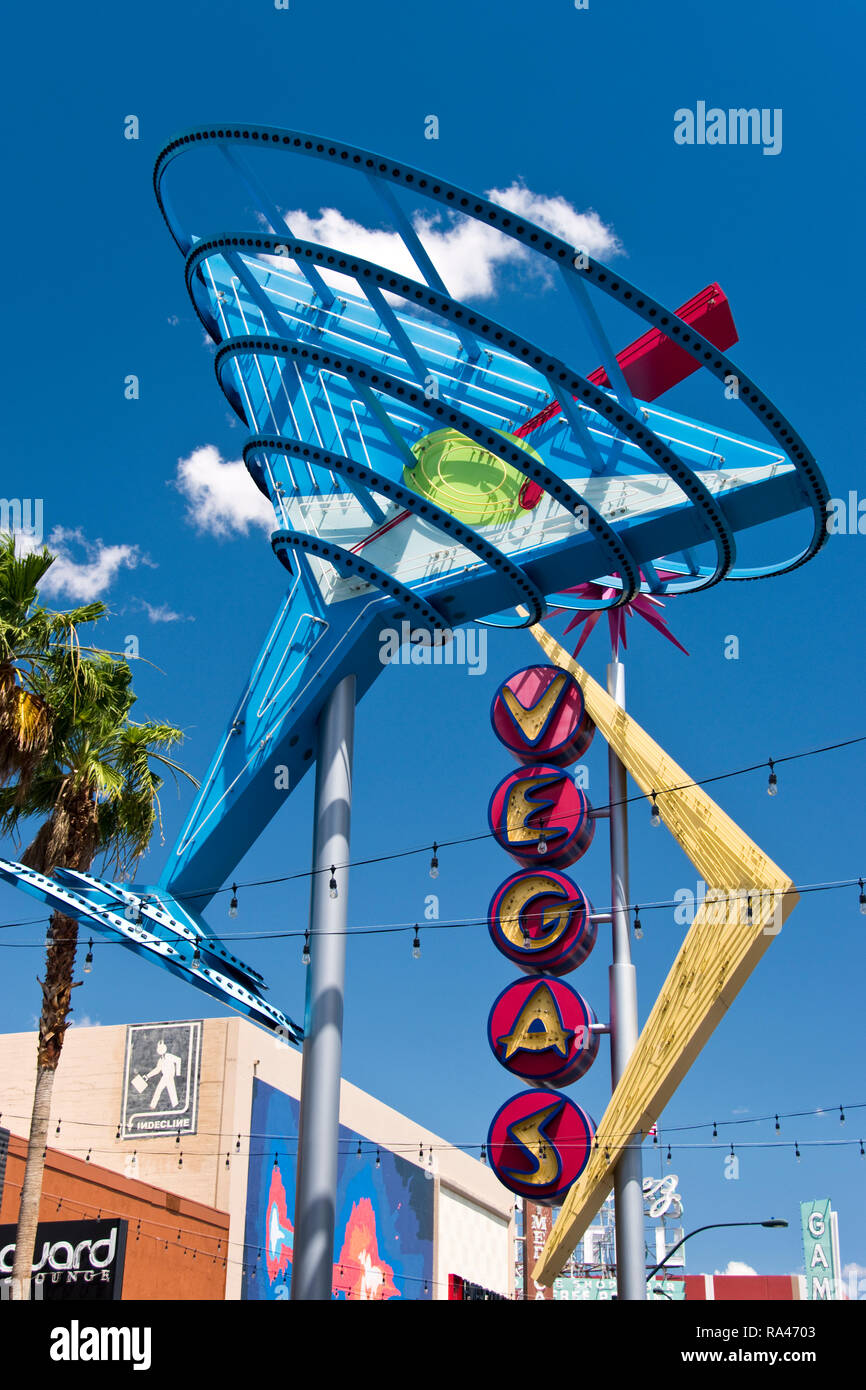 Ein vintage Martini Glas Leuchtreklame in der Fremont East Entertainment District, eine wiederbelebte Teil der Innenstadt von Las Vegas, Nevada. Stockfoto