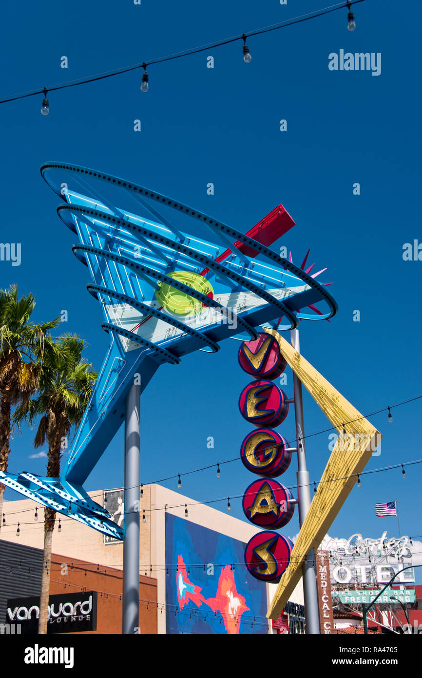 Ein vintage Martini Glas Leuchtreklame in der Fremont East Entertainment District, eine wiederbelebte Teil der Innenstadt von Las Vegas, Nevada. Stockfoto