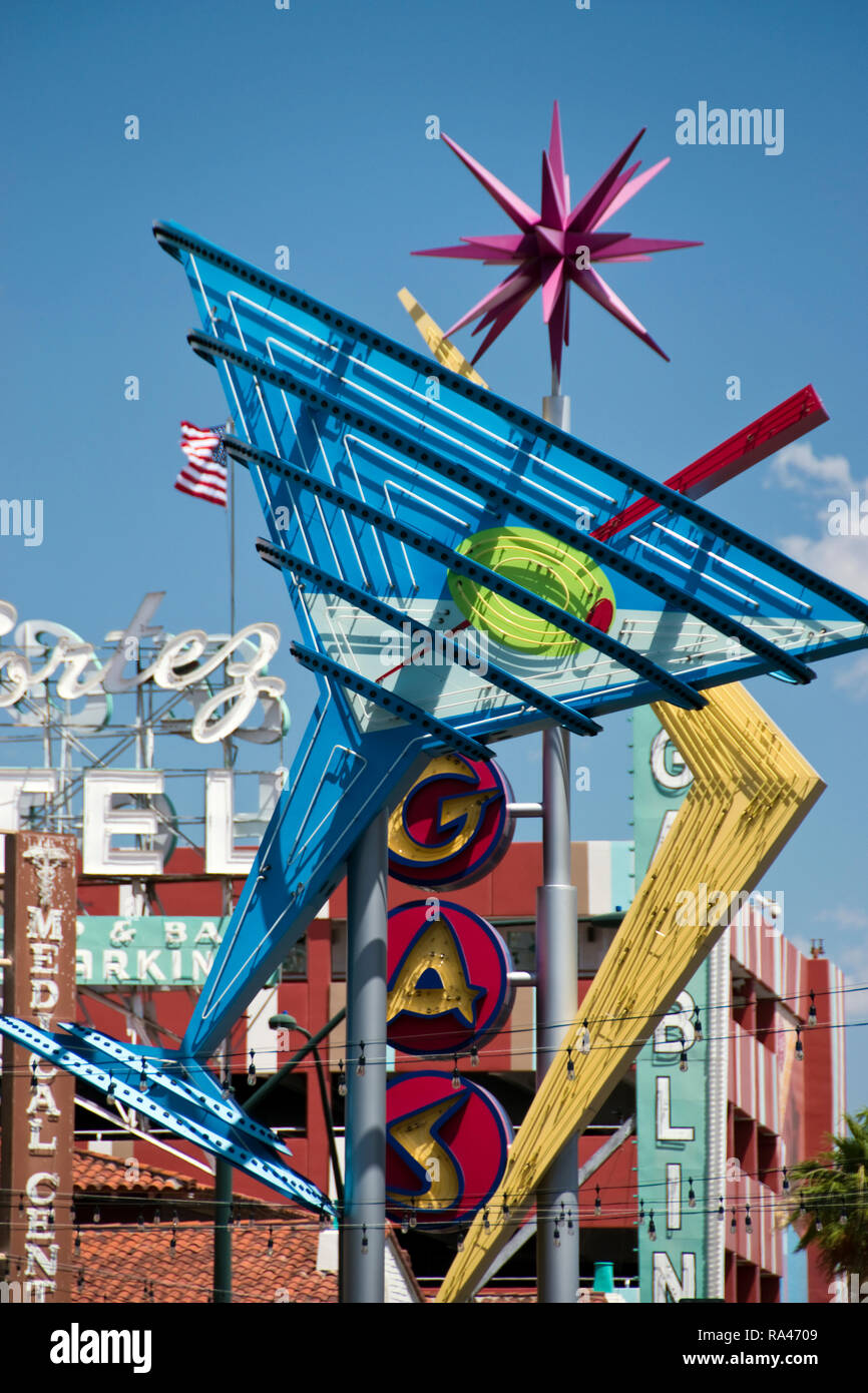 Ein vintage Martini Glas Leuchtreklame in der Fremont East Entertainment District, eine wiederbelebte Teil der Innenstadt von Las Vegas, Nevada. Stockfoto