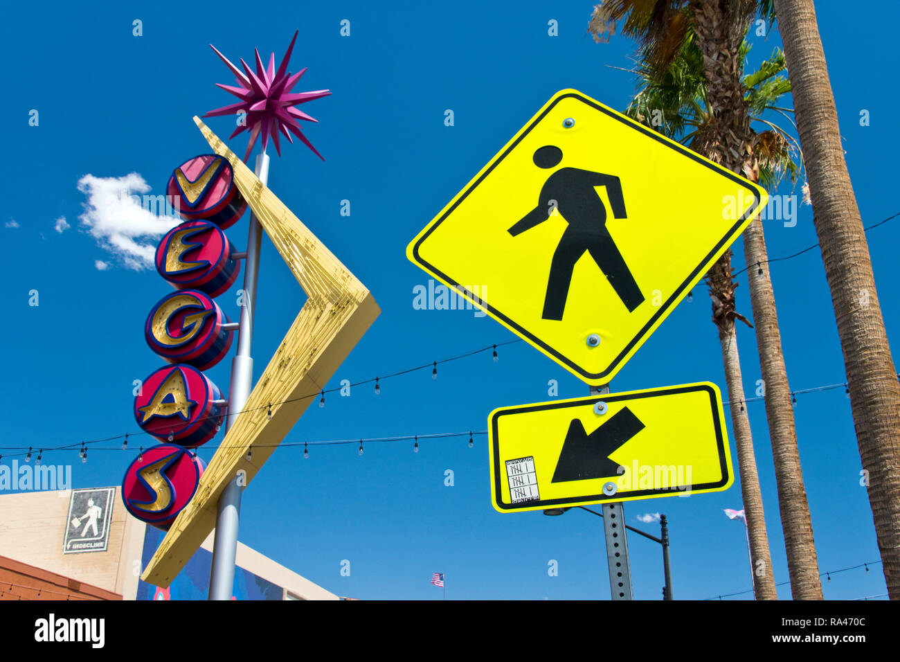 Eine Fußgängerzone unterzeichnen und Vintage "Vegas" Leuchtreklame in der Fremont East Entertainment District, eine wiederbelebte Teil der Innenstadt von Las Vegas, Nevada. Stockfoto