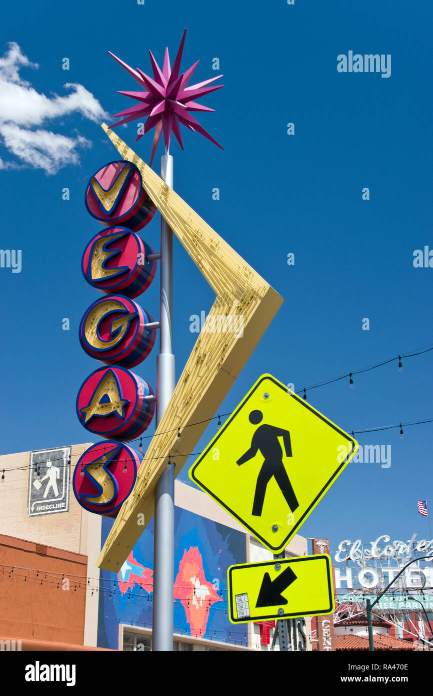 Eine Fußgängerzone unterzeichnen und Vintage "Vegas" Leuchtreklame in der Fremont East Entertainment District, eine wiederbelebte Teil der Innenstadt von Las Vegas, Nevada. Stockfoto