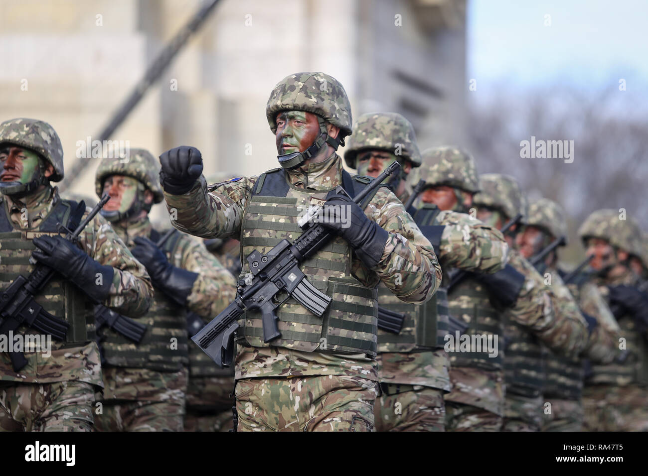 Bucharest, Romania - December 1, 2018: Romanian special forces soldiers, armed with M4A1 5.56×45mm NATO assault rifles with holographic sight, take pa Stockfoto