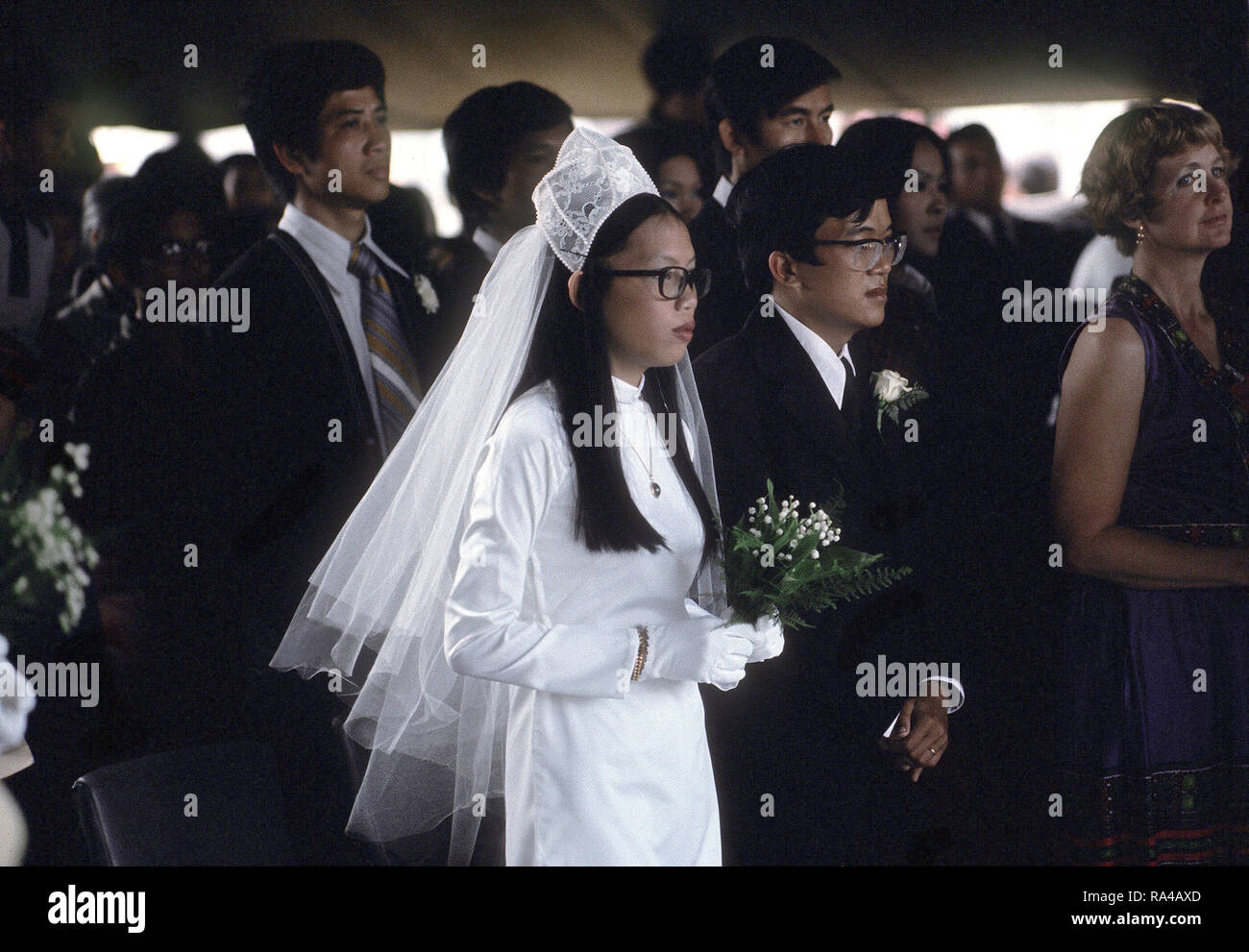 1975 - ein vietnamesischer Flüchtling Paar ist auf eine temporäre Wohnanlage in Camp Pendleton, Ca verheiratet Stockfoto