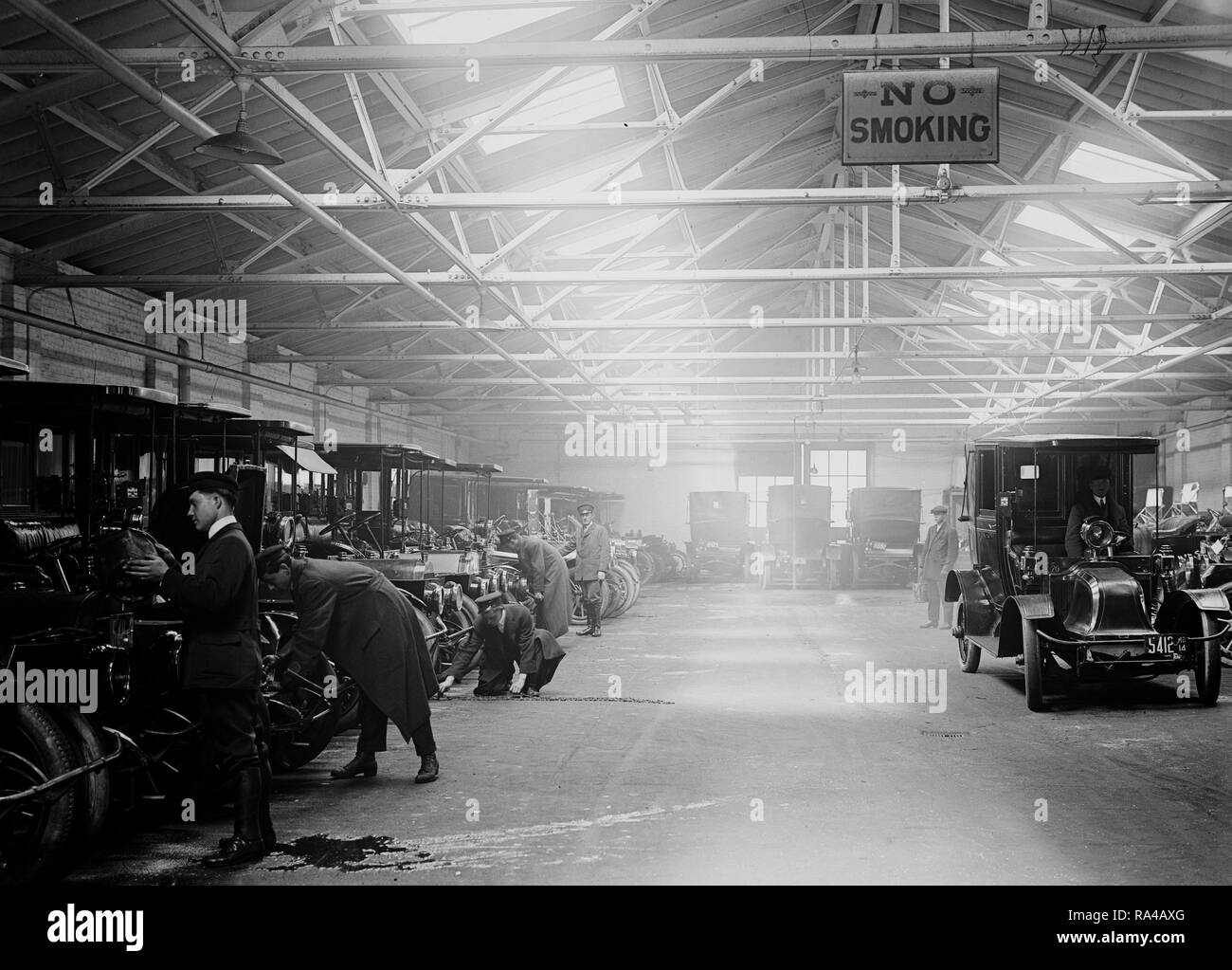 Bund Taxi Cabs in der Bundesrepublik Taxi Unternehmen garage Ca. 1914 Stockfoto