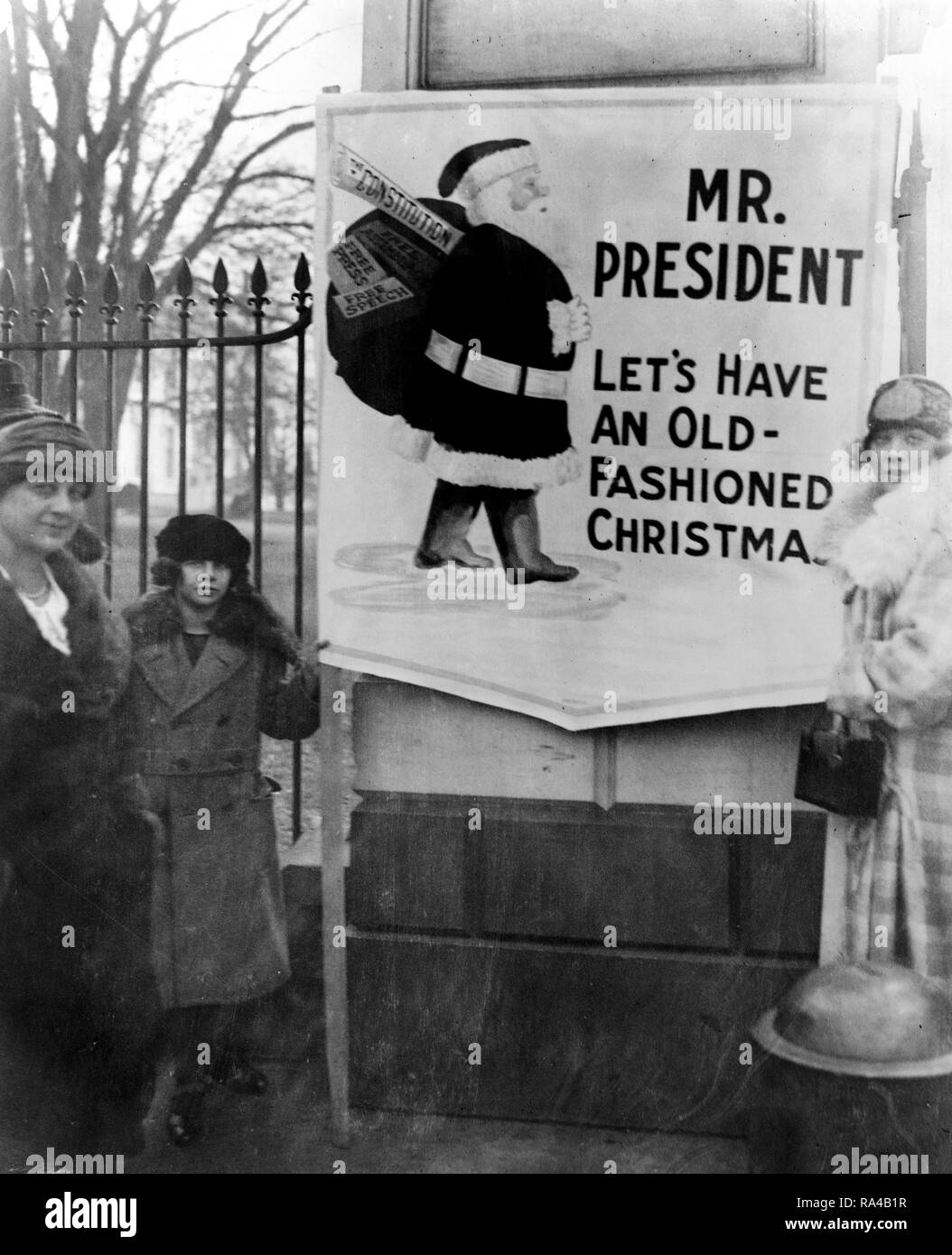 Der demonstranten Zeichen sagt, "Mr. Präsident, lassen Sie uns einen Altmodischen Weihnachten," und zeigt Santa Claus einen Sack mit Geschenken einschließlich Durchführung, die Verfassung, Freie Assemblage, freie Rede und freie Presse. Stockfoto