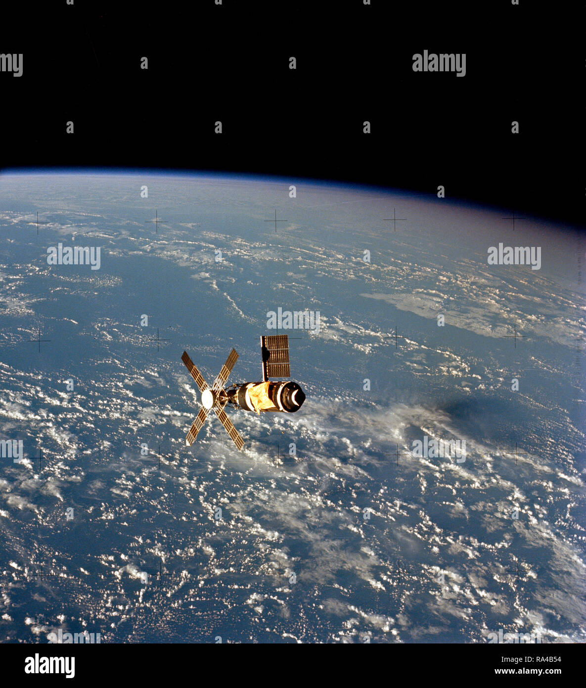 (22 Juni 1973) - - - Diese Ansicht des Skylab Space Station aus dem scheidenden Skylab Command/Service Module während des Skylab 2 Fliegen genommen wurde Rundum-Inspektion. Die einzelnen solar panel ist ganz offensichtlich als auch der Sonnenschirm Solar Shield, manipuliert die fehlenden micrometeoroid Schild zu ersetzen. Stockfoto