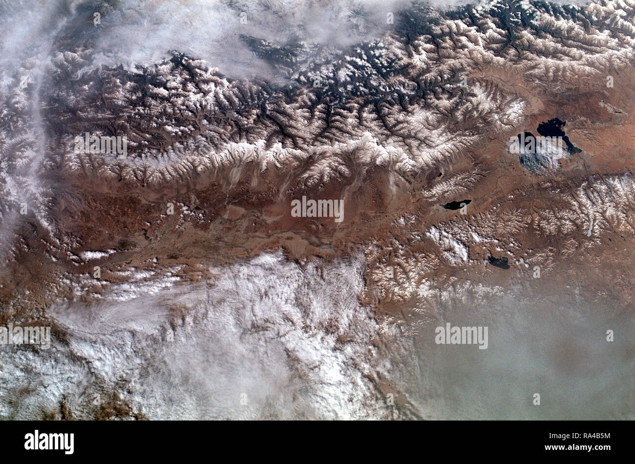 (22 Juni 1973) - - - Der große Bergkette des Himalaya, Indien/Tibet (30,5 N, 81,5 E) ist buchstäblich die oben auf der Welt, wo die Berge auf über 20.000 ft steigen. effektiv Tibet isoliert vom Rest der Welt. Die beiden Seen in der Mitte des Bildes zu sehen sind die Laga Co und die Kunggyu Co sich nur innerhalb der tibetischen Grenze. Stockfoto