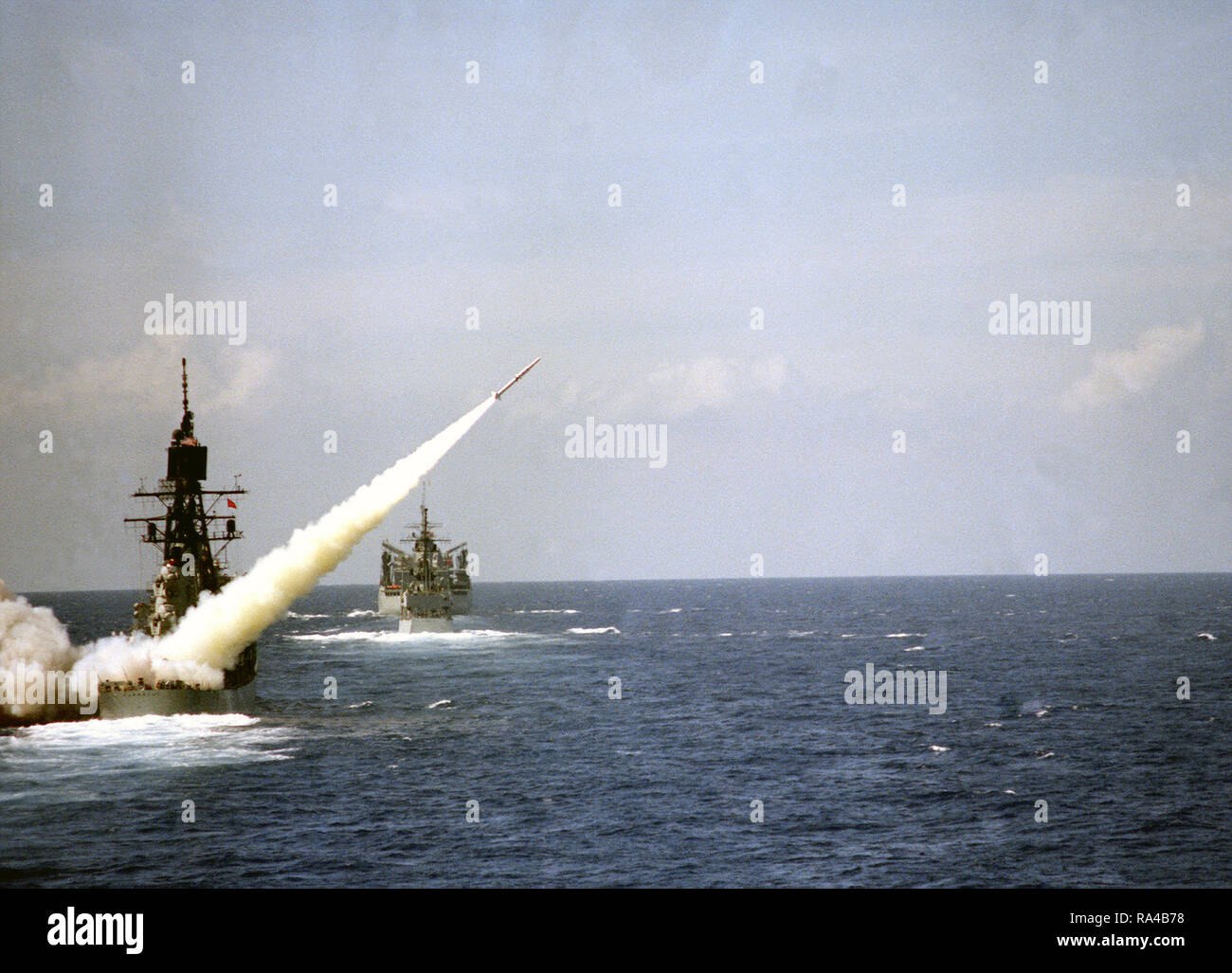 1979 - Ein RIM-2 Terrier Boden-Luft-Rakete wird gefeuert von der geführten Anti-raketen-Zerstörer USS Farragut (DDG-37). Die Zerstörer USS CARON (DD-970) und dem schnellen Bekämpfung Schiff USS DETROIT (FW-4) vor der FARRAGUT im Gange sind. Stockfoto