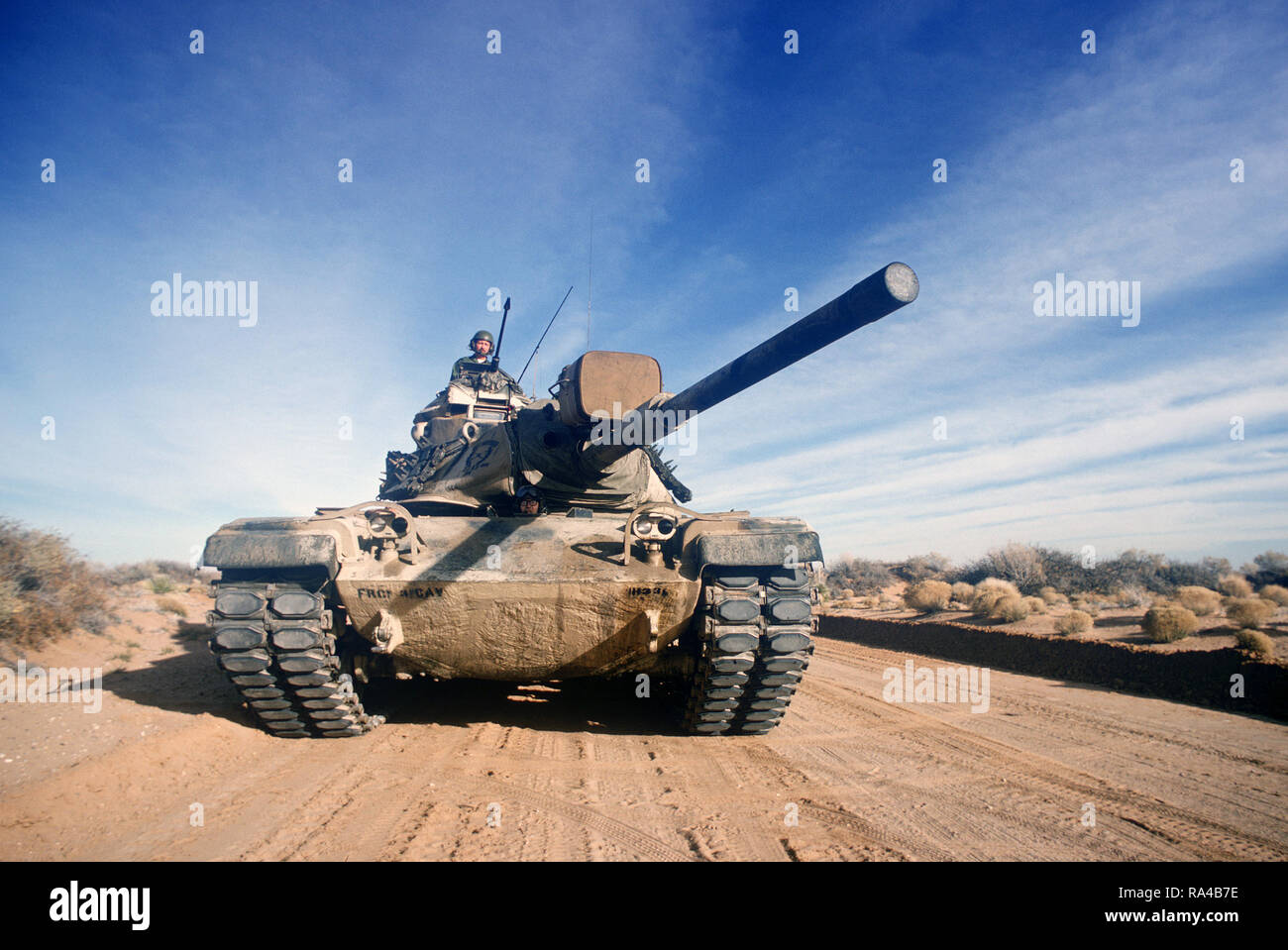 1977 - Eine M-60 main Battle Tank bewegt sich ein Straße während einer Übung. Stockfoto