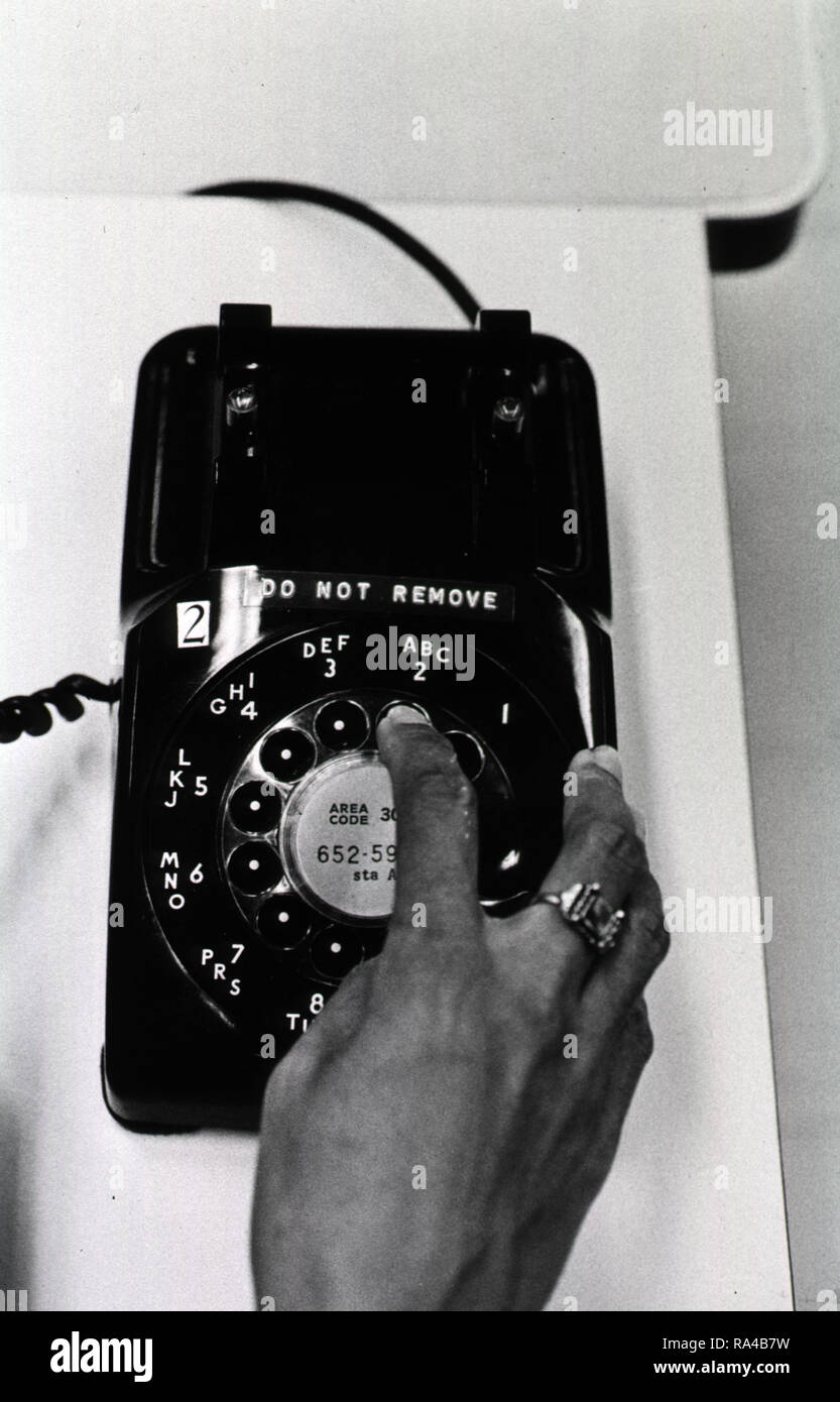 Mit einem Drehschalter Telefon auf den Mainframe Computer anschließen kann. 1975 Stockfoto