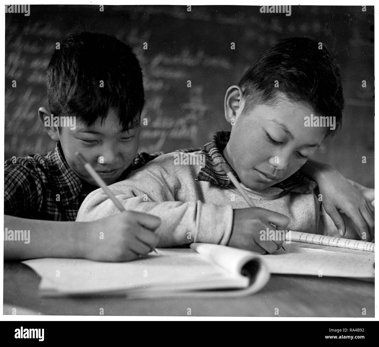 Tule Lake Relocation Center, Newell, Kalifornien. Die sechste Klasse Schüler im Klassenzimmer 11/3/1942 Stockfoto