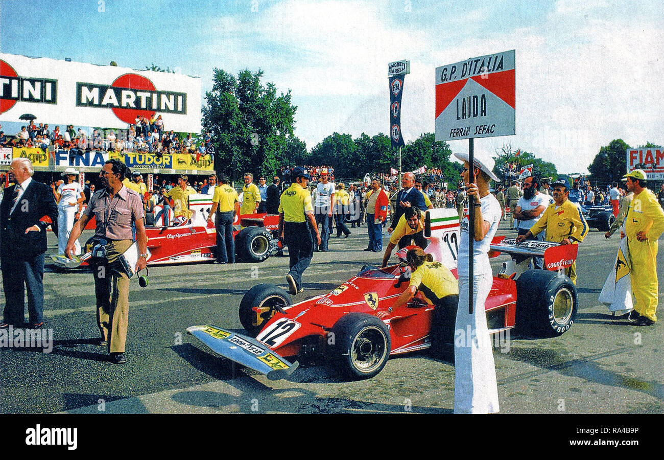 Monza, Autodromo Nazionale, 7. September 1975. Der Österreicher Niki Lauda, ​​Author von der Pole Position, im Cockpit seines Ferrari 312 T Warten auf der Route der XLVI italienischen Grand Prix, zu seiner Rechten, auf dem zweiten Feld der Grid, sein Teamkollege, der Schweizer Clay Regazzoni. Stockfoto