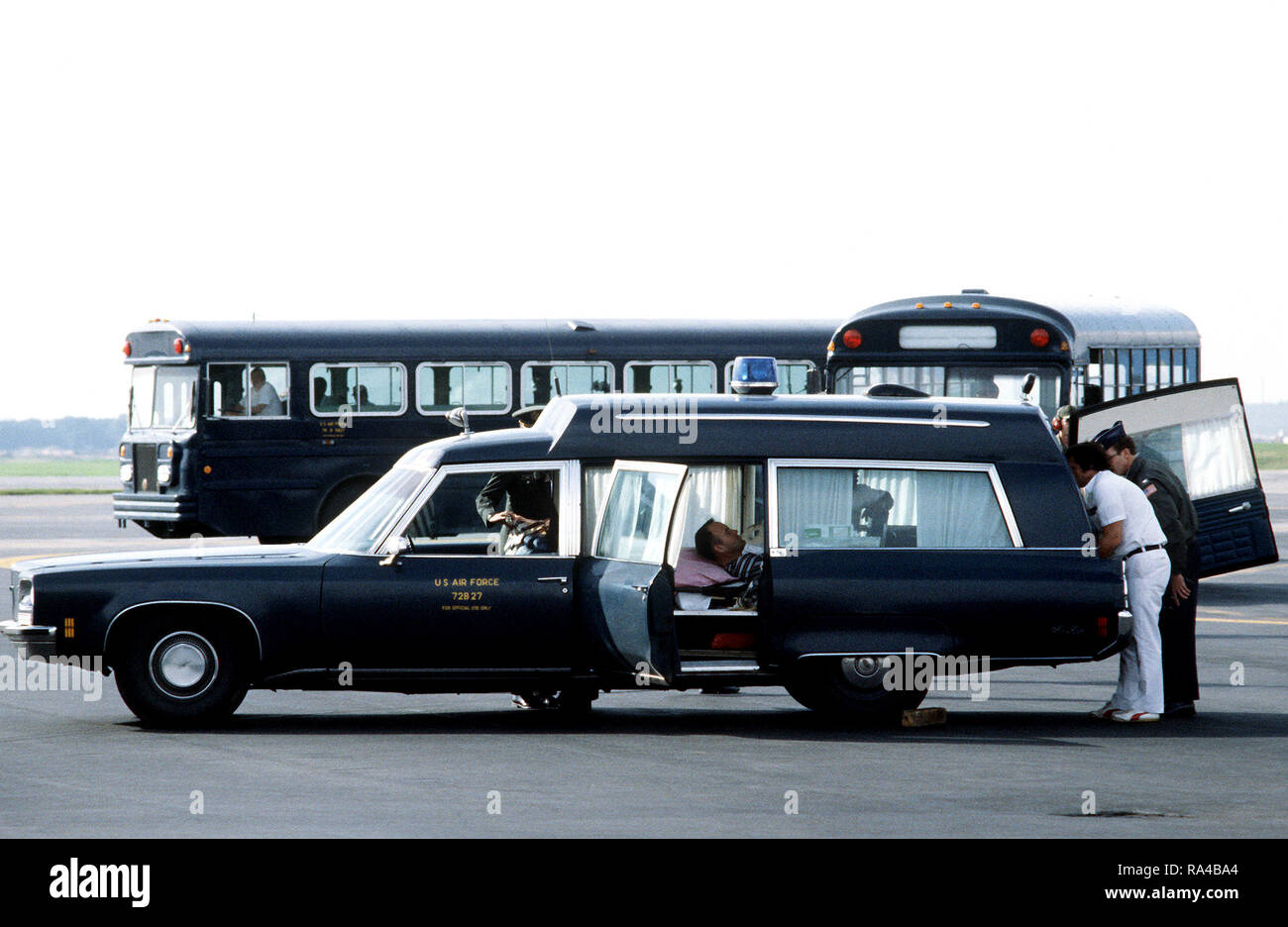 1981 - Marine MAJ Gerald Ogenbrood, McDill Air Force Base in Florida, wartet in einem Krankenwagen nach Wiesbaden Krankenhaus überwiesen werden kann, nach seiner Ankunft an Bord einer C-9A Nightingale Flugzeuge aus der 55 Aeromedical Airlift Squadron. Ogenbrood war einer von vier Amerikanern während der Ermordung des ägyptischen Präsidenten Anwar Sadat verwundet. Stockfoto