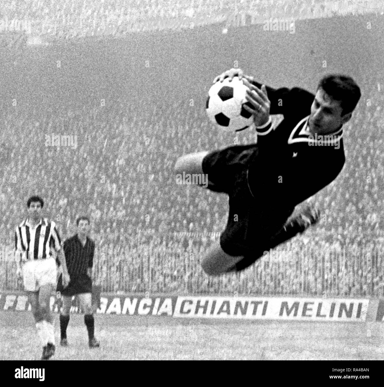 Mailand (Italien), San Siro, 19. Dezember 1965. Italienische Torhüter Roberto Anzolin spielen für Juventus F.C. in der Niederlage gegen A.C. Mailand (1-2), Spieltag 13 der Italienischen Meisterschaft 1965 - 66 Serie A. Stockfoto