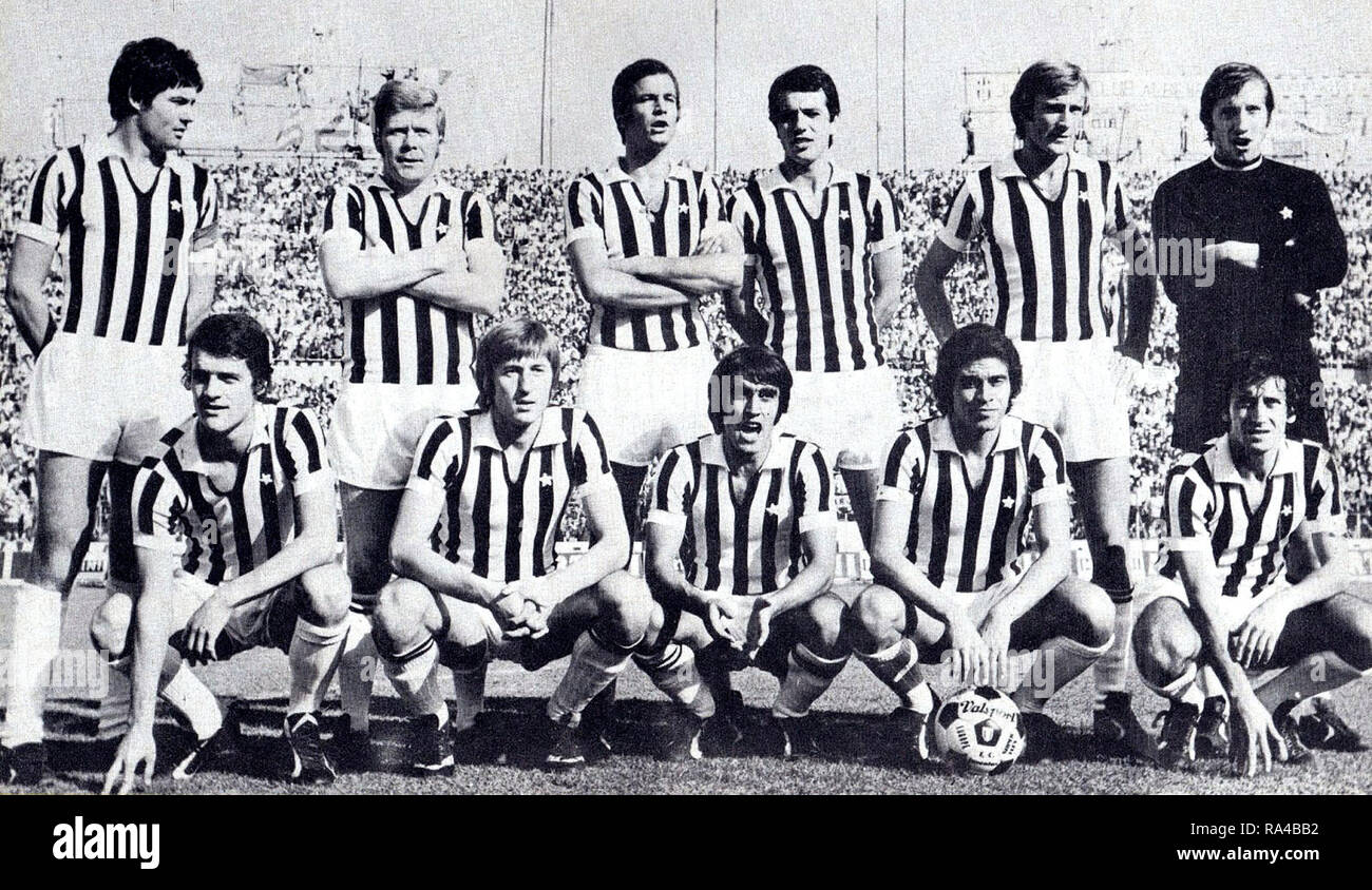 Das Line-up von Juventus F.C. in der Saison 1971-72, innerhalb der kommunalen Stadion in Turin, Italien. Von links nach rechts, stehend: S. Salvadore (Kapitän), H.Haller, L. Spinosi (II), R. Bettega, F. Morini, S. Carmignani; geduckt: F. Capello, G. Marchetti, S. Anastasi, F. Causio, G. Furino Stockfoto