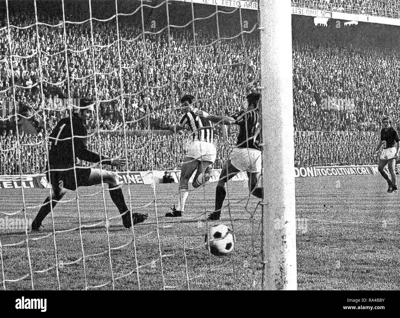 Mailand (Italien), San Siro, 31. Oktober 1971. Mailand A.C. - Juventus F.C. 1-4, Spieltag 4 der Italienischen Meisterschaft 1971 - 72 Serie A: Juventus' vorwärts Roberto Bettega (Nr. 11) schlägt der Mailänder Torwart Fabio Cudicini (Nr. 1) mit einer Ferse Ziel und Kerben am 28' Die teilweise 0-2. Stockfoto