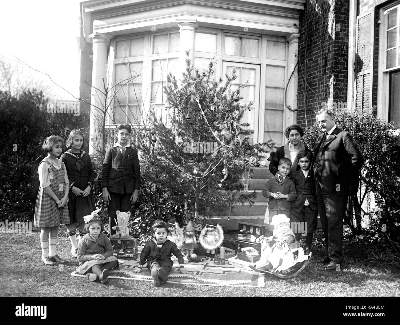 1900 Familie vor Ihrem outdoor Christmas tree Ca. 1921 Stockfoto