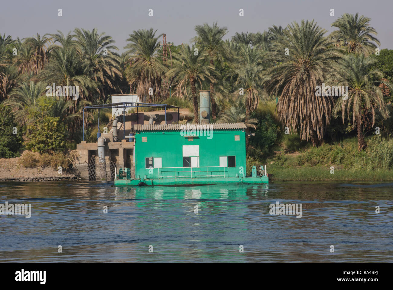 Blick über den Nil in Ägypten durch ländliche Landschaft mit großen Bewässerung Wasser Pumpstation Stockfoto