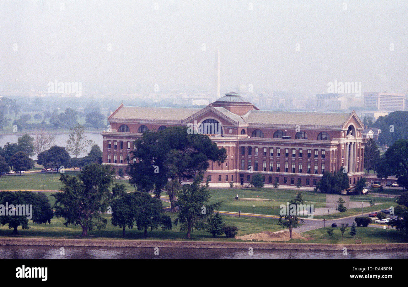 1978 - eine Luftaufnahme des National War College. Das Washington Monument im Hintergrund gesehen werden. Stockfoto