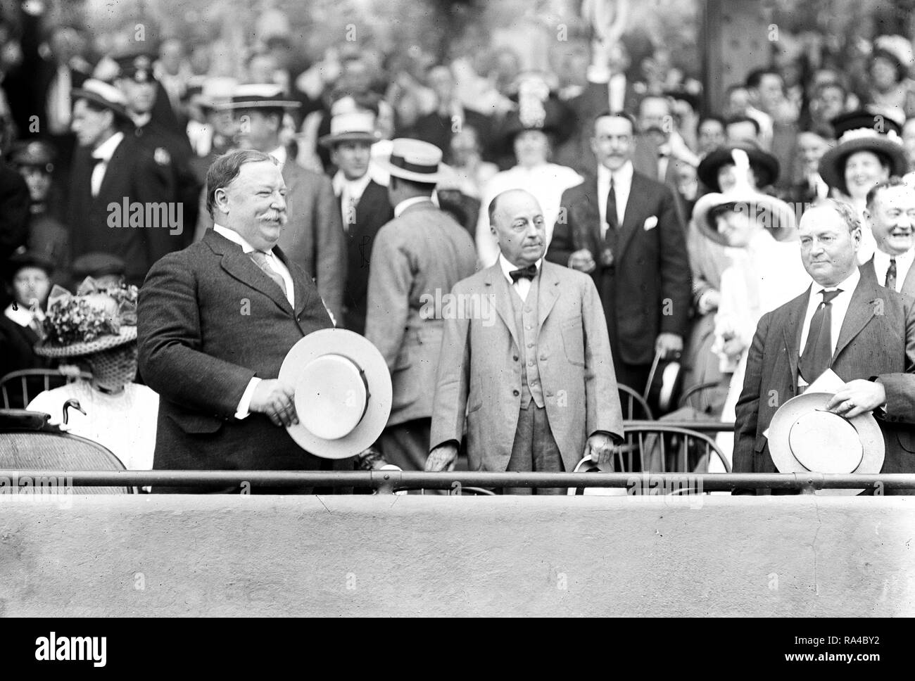 Präsident William Howard Taft am Baseball Spiel mit Philander Knox, und Vizepräsident Sherman (Mrs. Taft hinter der Präsident) Ca. 1912 Stockfoto