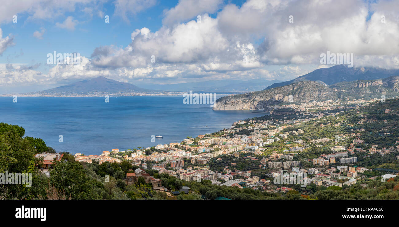 Sorrento und die Bucht von Neapel auf den Vesuv an einem sonnigen Tag Stockfoto