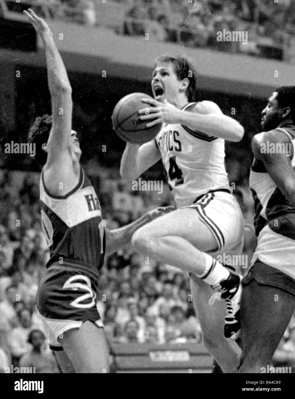 Boston Celtics Danny Ainge Kerben hinter Atlanta Hawks im Spiel Action im Boston Garden in der 1986 Saison Foto von Bill Belknap Stockfoto