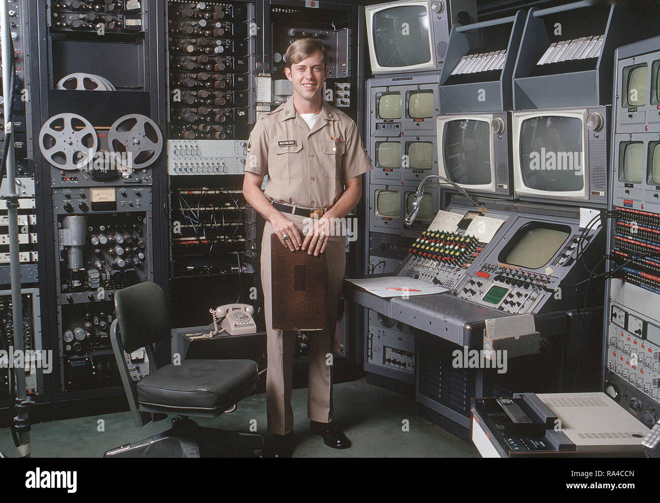 1973 - Die US-Armee audiovisuelle Techniker steht neben einem videoband bearbeiten Konsole. Stockfoto