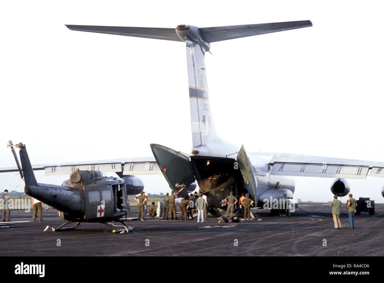 1978 - US Army UH-1 Iroquois Hubschrauber sind an Bord einer C-141 Starlifter Flugzeuge für den Transport zurück zu ihrer Heimatbasis in der Kanalzone geladen. Die Hubschrauber wurden während der humanitären Hilfsmaßnahmen nach Jonestown Tragödie verwendet. Stockfoto