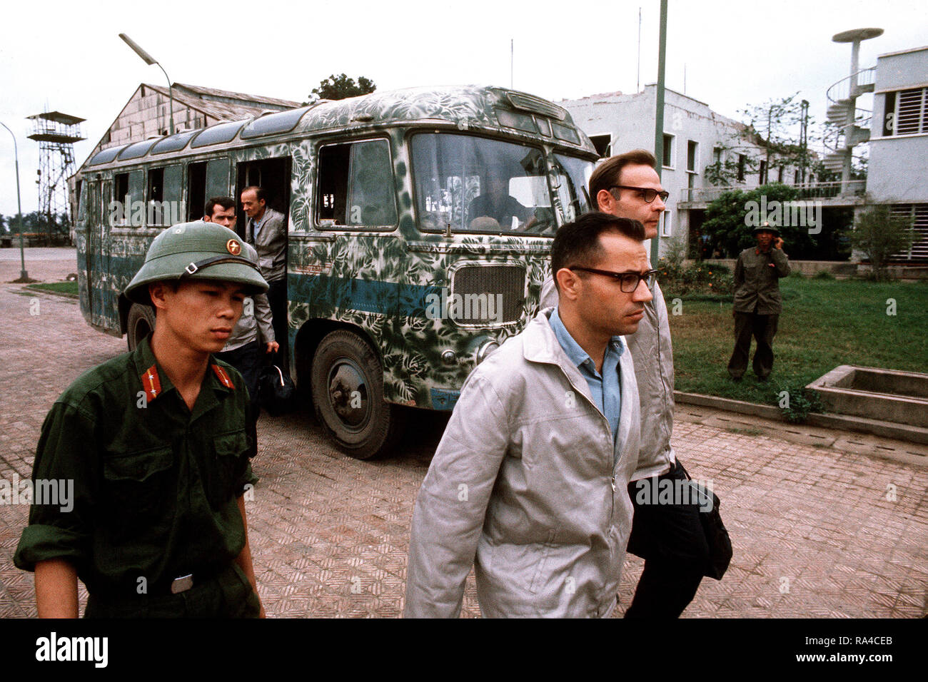 1973 - Kriegsgefangene Steigen Sie mit dem Bus an Gia Lam Flughafen. Die Männer an Bord einer C-141 Starlifter Aircraft für die Evakuierung zu Clark Air Base, Republik der Philippinen. Stockfoto