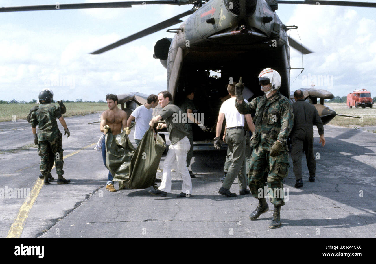 1978 - US-Militärs und freiwillige entlasten die Überreste von Jonestown Opfer von einem 55Th Aerospace Rescue & Recovery Squadron HH-53 Jolly Green Giant Hubschrauber. Die Körper werden Särge für Transport nach Dover Air Force Base, Arizona platziert werden. Stockfoto