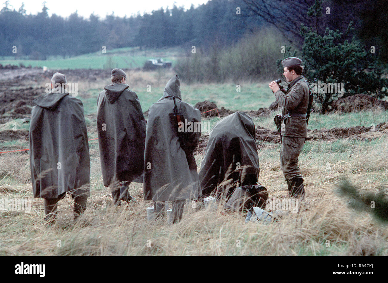 1979 - Ost deutsche Soldaten auf der Hut an der Grenze zwischen Ost- und Westdeutschland. Stockfoto