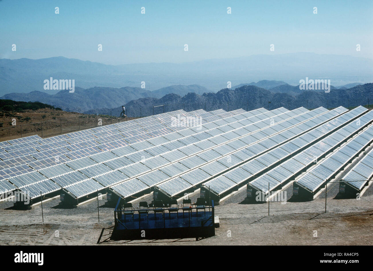 1979 - Ein Überblick über die Solarzellen an der Station vor der Einweihung des Kraftwerks am Mount Laguna Air Force Station installiert Stockfoto