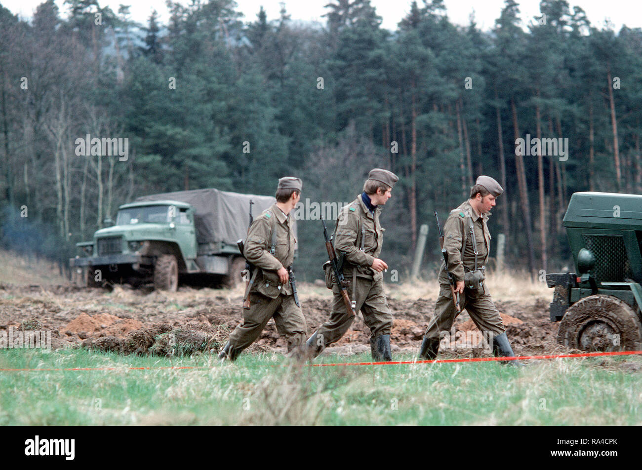 1979 - DDR-Soldaten patrouillieren die Grenze zwischen Ost- und Westdeutschland. Stockfoto