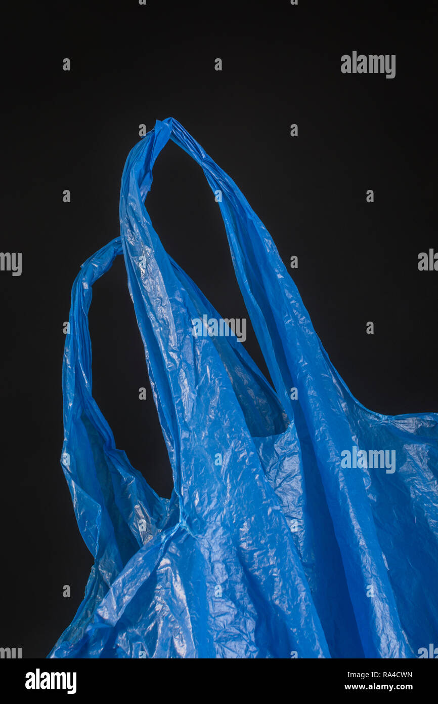 Generische Kunststoff blau Shopping Bag/Tasche. Metapher Plastiktüte steuern, Tasche, Krieg auf Kunststoff, Kunststoff Verschmutzung UK. Stockfoto