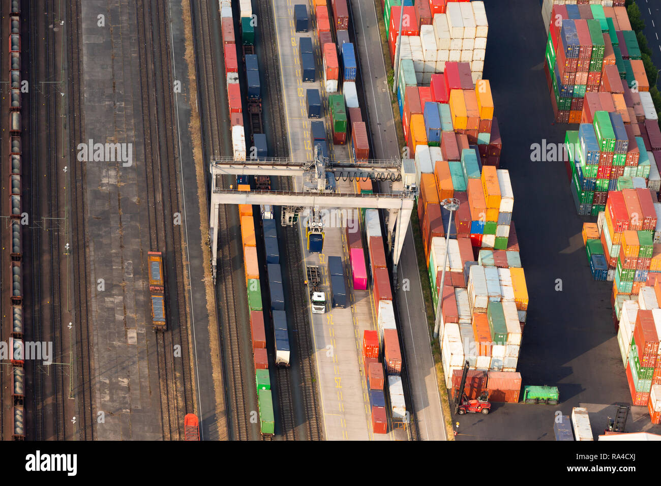 Antenne der landseitigen Container Terminal mit Lkw und Güterwagen Stockfoto