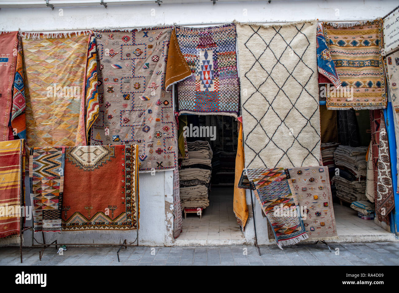 Teppiche hängenden außerhalb eines Store, Essaouira, Marokko Marrakesh-Safi Stockfoto