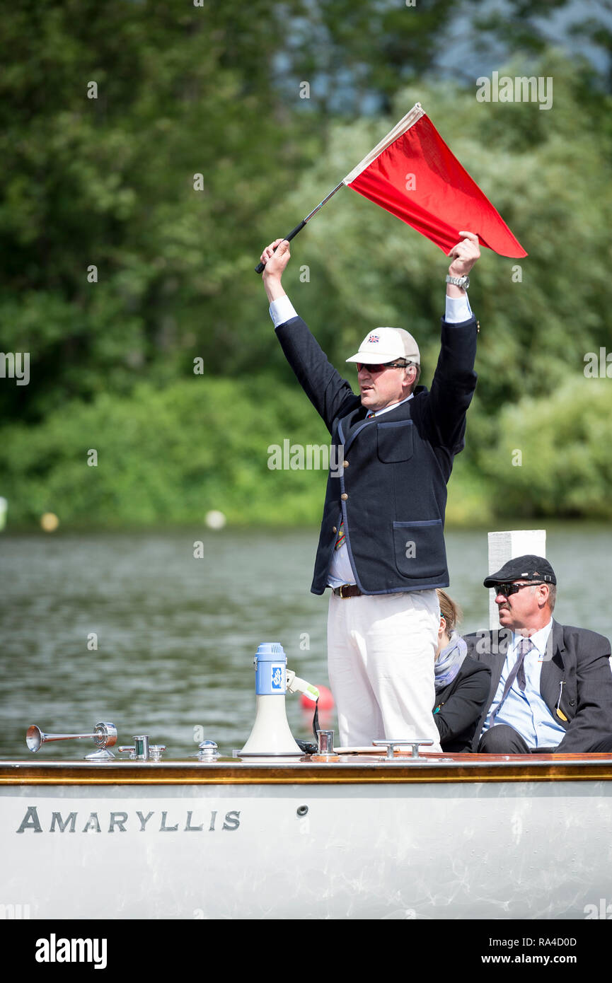 Henley Royal Regatta, Henley on Thames, Oxfordshire, 29. Juni-3. Juli 2015. Donnerstag, 10:50:15 30/06/2016 [Pflichtfeld Kredit-/Intersport Bilder] Rudern, Henley erreichen, Henley Royal Regatta. Sir Matthew Pinsent, CBE, Schiedsrichter Stockfoto