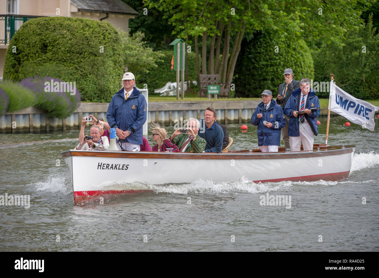 Henley Royal Regatta, Henley on Thames, Oxfordshire, 3-7 Juli 2013. Donnerstag 09:30:42 04/07/2013 [Pflichtfeld Kredit-/Intersport Bilder] Rudern, Henley erreichen, Henley Royal Regatta. Sir Matthew Pinsent, Schiedsrichter und Steward auf Launch Herakles Stockfoto
