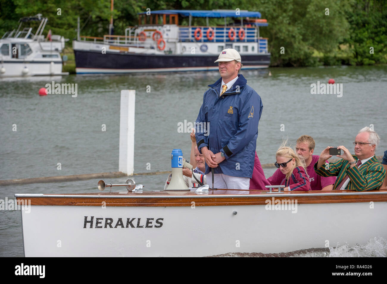Henley Royal Regatta, Henley on Thames, Oxfordshire, 3-7 Juli 2013. Donnerstag, 09:30:46 04/07/2013 [Pflichtfeld Kredit-/Intersport Bilder] Rudern, Henley erreichen, Henley Royal Regatta. Sir Matthew Pinsent, Schiedsrichter und Steward auf Launch Herakles Stockfoto