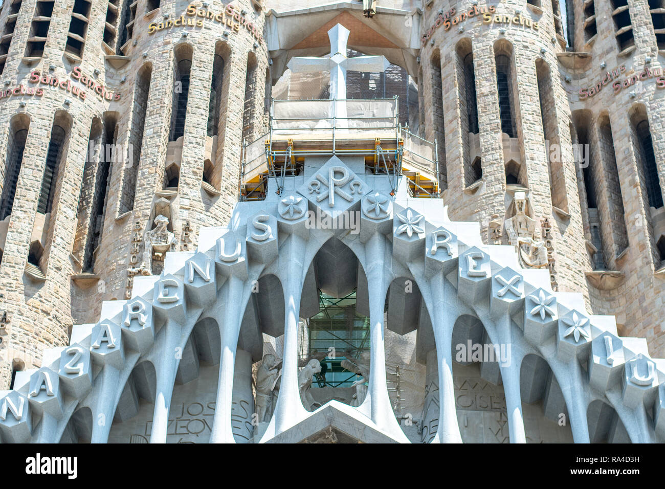 Symmetrische Ansicht von Strebepfeilern und Kreuz, Temple Expiatori de la Sagrada Familia, Barcelona, Spanien Stockfoto